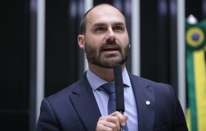 PT apresenta novo pedido de prisão contra Eduardo Bolsonaro por supostas irregularidades
