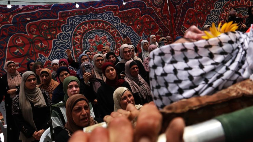 Entierro do palestino-estadunidense Sayfollah Musallet, de 23 anos, e do palestino Mohamed Shalabi, de 20 anos, durante seu funeral em Al Mazraa Al Sharqiya, neste domingo (Foto: Luis de Vega)