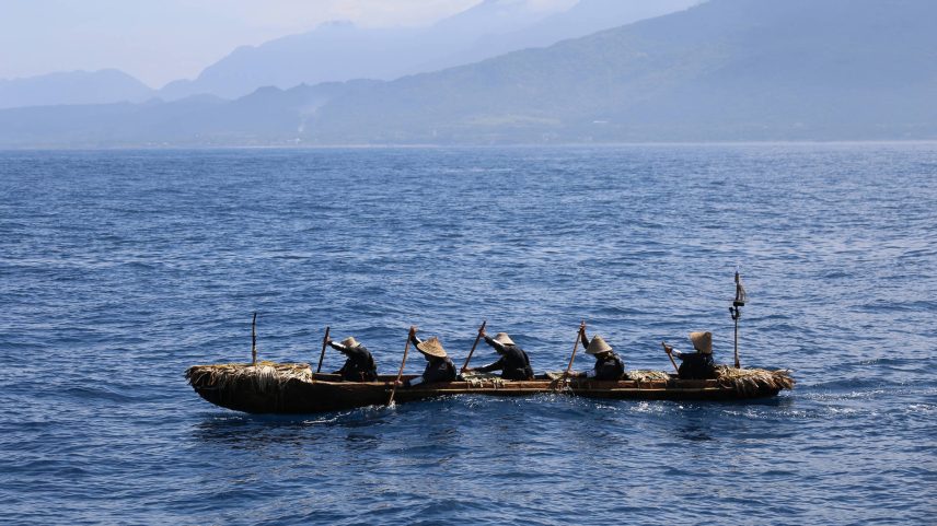 Pesquisadores em canoa criada para refazer viagem realizada há 30 mil anos (Foto: Museu Nacional de Natureza e Ciência de Tóquio/NYT)