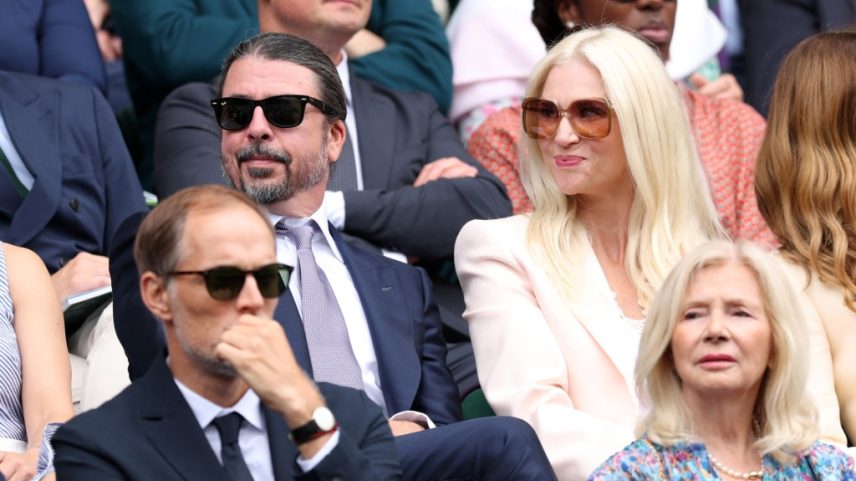 Dave Grohl e a esposa Jordyn Blum compareceram a Wimbledon, marcando a primeira aparição do casal desde o anúncio do bebê secreto do baterista. (Foto: Reprodução)