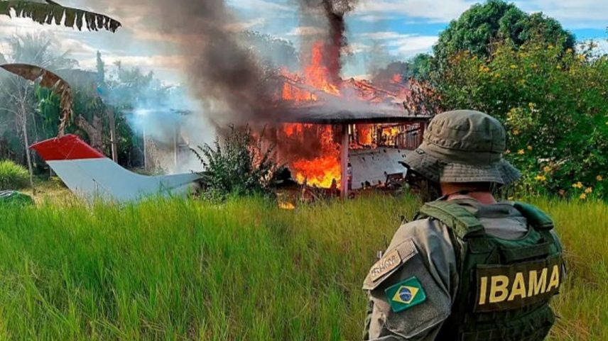 Autoridades destroem área de garimpo em território yanomami, na Amazônia brasileira (Foto: Divulgação/Ibama)