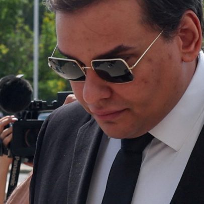 George Santos é preso após se entregar às autoridades nos Estados Unidos