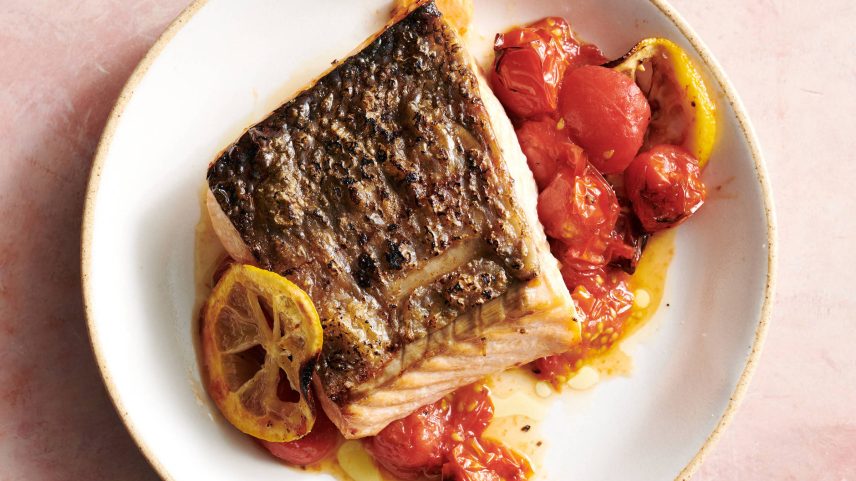 Salmão na air fryer (Foto: DAVID MALOSH/NYT)