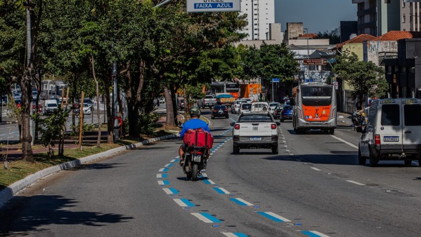 Faixa Azul para motos na Avenida Brigadeiro Faria Lima, em São Paulo (Foto: Edilson Dantas/ O GLOBO)