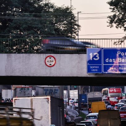 Adolescentes realizam arrastão na marginal Tietê e roubam celulares de motoristas