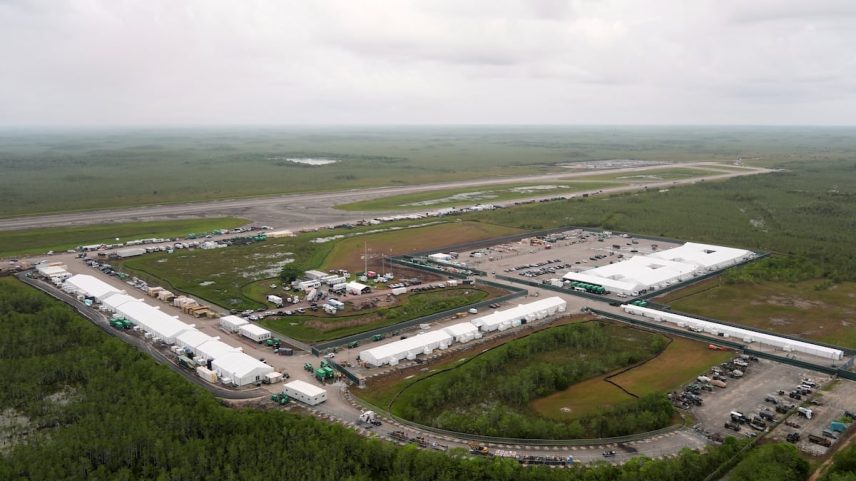 A nova instalação de detención de migrantes, apodada “Alligator Alcatraz”, en los Everglades de Florida, a comienzos de julio. (Foto: Rebecca Blackwell/AP)