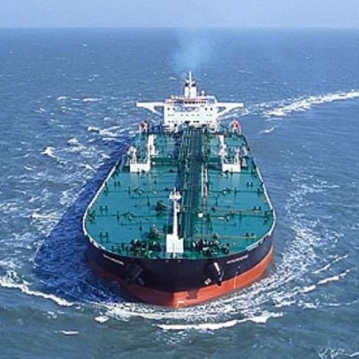 Tripulação deixa navio após ataque no Mar Vermelho, informa agência marítima