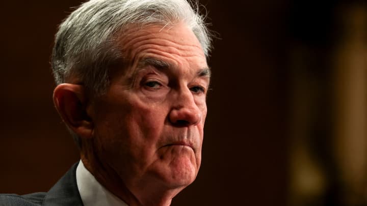 O presidente do Federal Reserve dos EUA, Jerome Powell, observa no dia em que testemunha em uma audiência do Comitê de Bancos, Habitação e Assuntos Urbanos do Senado sobre "O Relatório Semestral de Política Monetária ao Congresso", no Capitólio em Washington, D.C., EUA, 25 de junho de 2025. (Foto: Kevin Mohatt | Reuters)