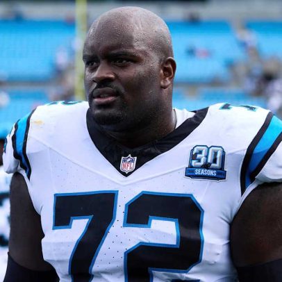 Taylor Moton celebra retorno do elenco completo da linha ofensiva dos Panthers