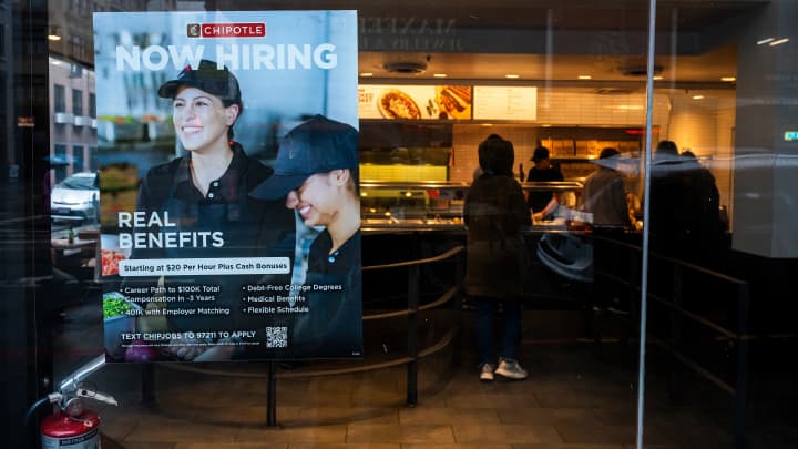 Uma placa "Agora Contratando" em um restaurante Chipotle em San Francisco, Califórnia, EUA, na sexta-feira, 31 de janeiro de 2025. A Chipotle Mexican Grill Inc. está programada para divulgar os resultados financeiros em 4 de fevereiro. (Foto: David Paul Morris | Bloomberg | Getty Images)