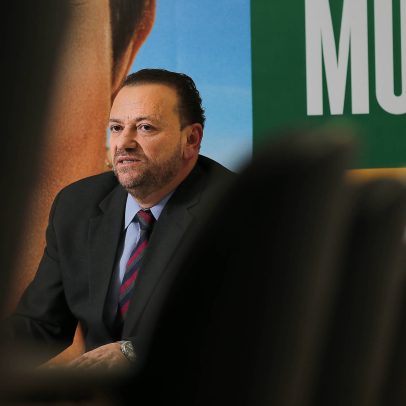 Favorito do PT se aproxima de empreiteiros e evita ações na Lava Jato