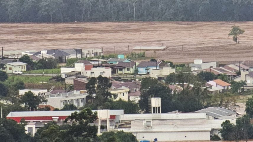 Experiência direta com secas, enchentes ou queimadas tem pouco efeito sobre a opinião pública; apoio a ações climáticas cresce apenas quando há consciência do papel das mudanças do clima. (Foto: Gustavo Ghisleni/AFP)