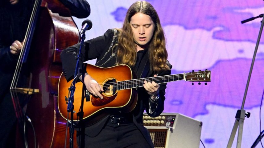 Billy Strings, aficionado por bluegrass, mostrou seus gostos diversos como parte de uma nova colaboração com a banda canadense de death metal Cryptopsy. (Foto: Reprodução)