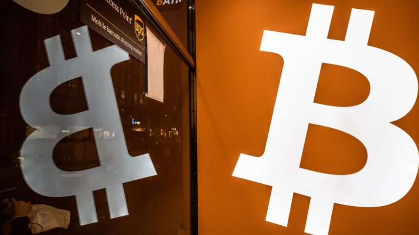 Logo do Bitcoin em uma exchange de criptomoedas em Barcelona, Espanha. (Foto: Angel Garcia/Bloomberg)