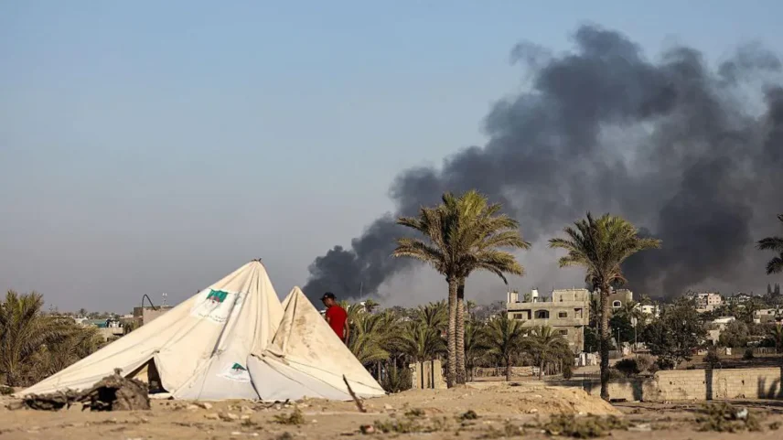 Fumaça sobe sobre o oeste de Deir al-Balah durante uma ofensiva israelense na segunda-feira (Foto: Anadolu via Getty Images)