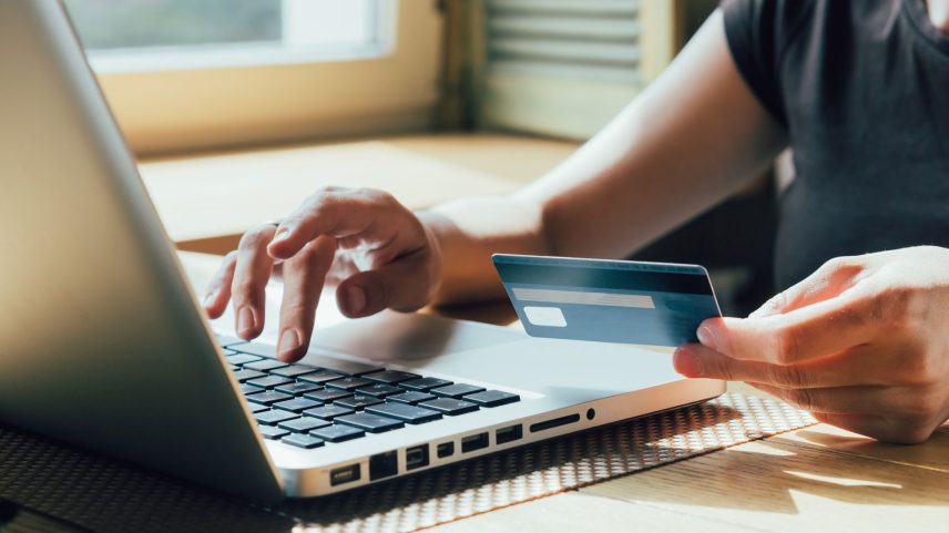 Crédito ou débito? Pagamento por cartão em compras online ainda é bastante comum no país (Foto: Leonardo Albertino)