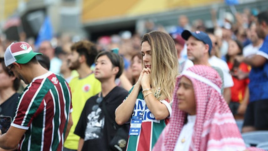 Carol Portaluppi começa a rezar durante o jogo (Foto: LUCAS MERÇON / FLUMINENSE F.C.)