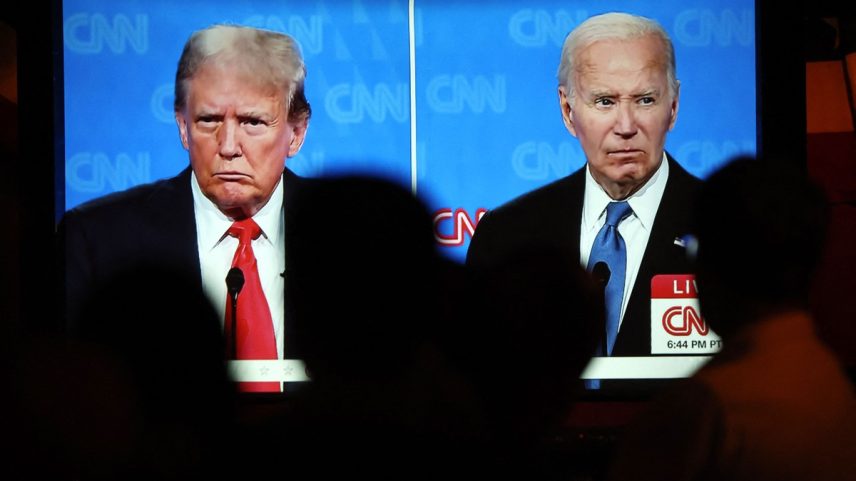 Pessoas assistem ao debate entre o ex-presidente Donald Trump (E) e o presidente dos EUA, Joe Biden (Foto: Mario Tama/Getty Images/AFP)