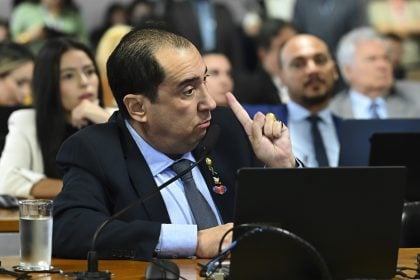 Senador Jorge Kajuru (PSB) é o autor da proposta que prevê prisão de consultores financeiros por indicação de investimentos fora do perfil do cliente. (Foto: Andressa Anholete/Agência Senado)