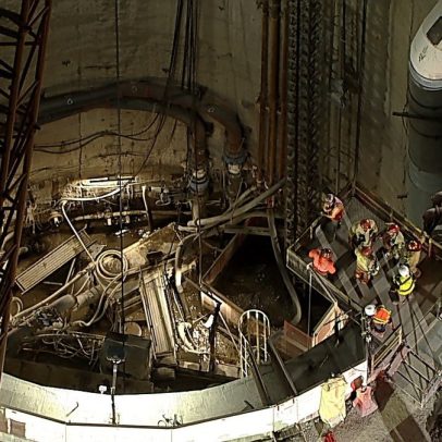 Desabamento de obra de saneamento em Los Angeles deixa 31 operários presos a 137 metros