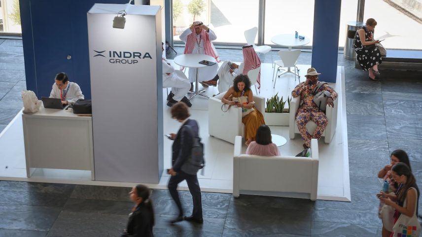 Um estande da Indra na cúpula da ONU em Sevilla. (Foto: Alejandro Ruesga)
