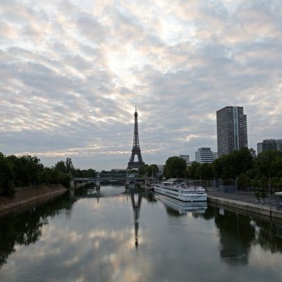 Rio Sena resfria o Louvre e garante conforto no verão parisiense