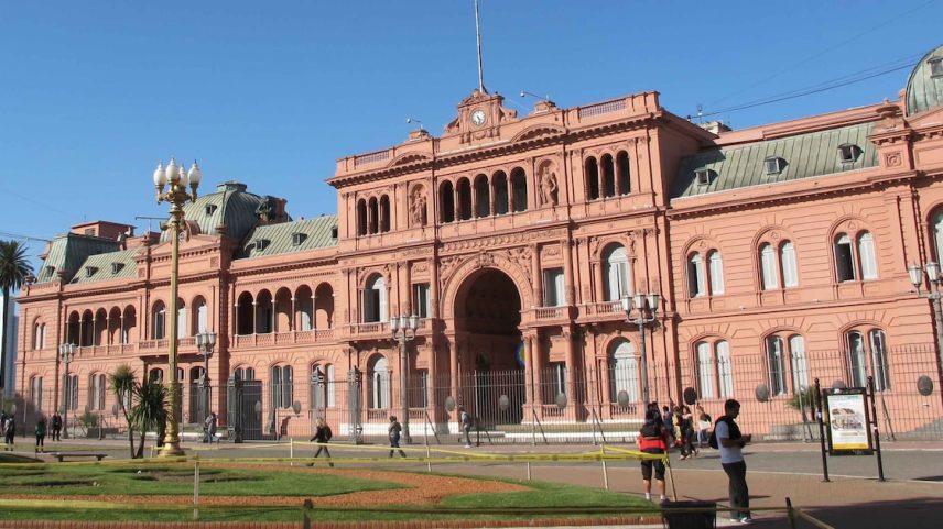 A Casa Rosada, residência oficial do presidente da Argentina e um dos pontos turísticos da capital, Buenos Aires (Foto: Felipe Moreira/Estadão)