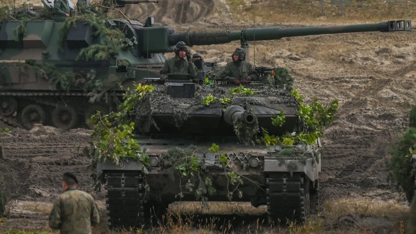 Tanques Leopard, de fabricação alemã, utilizados em umas maniobras da OTAN em Polônia, em setembro de 2022. (Foto: NurPhoto via Getty Images)