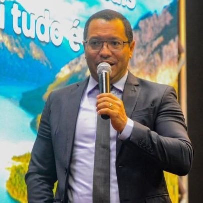 Fiéis ajudam pastor a confessar traição e buscar perdão da esposa