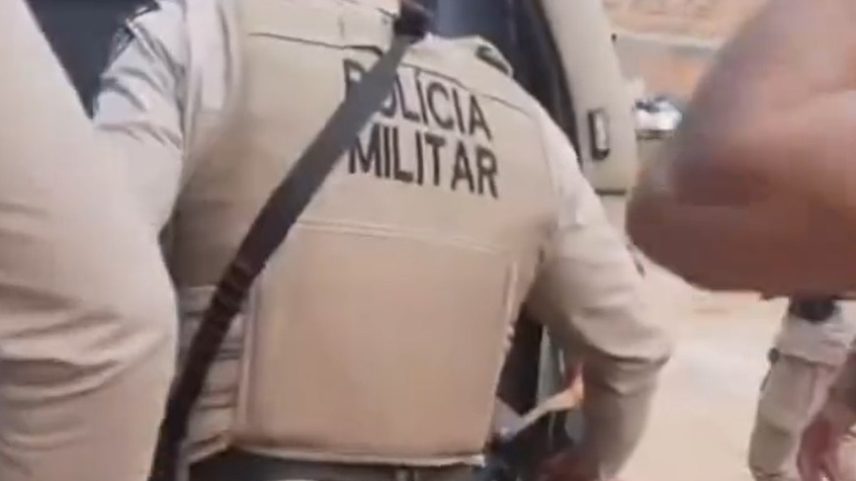 Momento em que policiais arrastaram jovem para camburão foi gravado (Foto: Reprodução de vídeo)