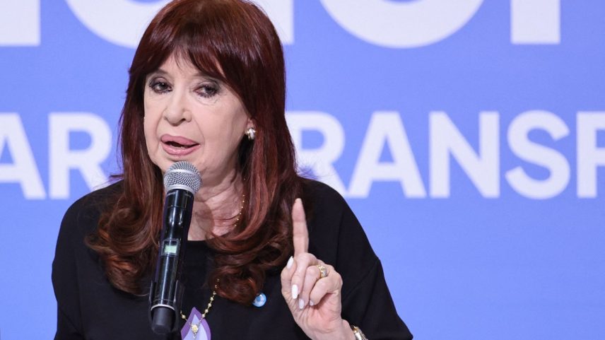 Cristina Kirchner discursa em Buenos Aires antes de ser proibida de entrar nos EUA por acusações de corrupção (Foto: Emiliano Lasalvia/AFP)