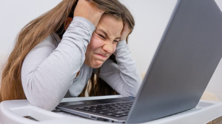 Estudante diante do dilema de português: faz ou fazem? (Foto: qkonstudio/Getty Images)