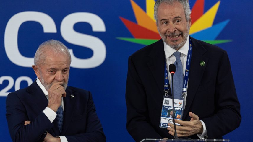 Lula e o presidente da COP30, André Corrêa do Lago, durante o Brics Rio Summit 2025 (Foto: Eduardo Anizelli/Folhapress)