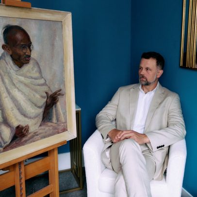 Retrato raro de Gandhi é leiloado por mais de R$ 1 milhão em evento histórico