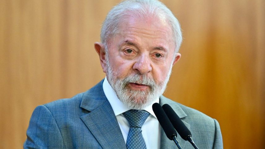 Durante discurso, presidente brasileiro prometeu gás gratuito para famílias do CadÚnico e criticou o alto preço cobrado pelo botijão de 13 quilos (Foto: EVARISTO SA / AFP)
