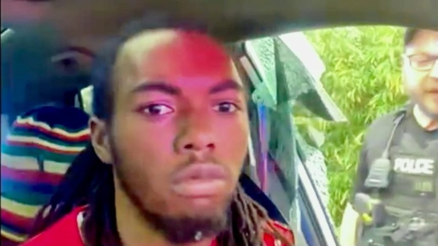 William McNeil Jr. sentado em seu carro depois que um oficial quebrou a janela e o agrediu em fevereiro passado em Jacksonville, Florida. (Foto: ap | Vídeo: epv)