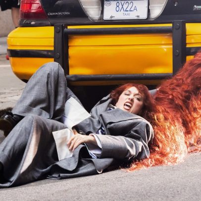 Chappell Roan brilha em ensaio inspirado em Rapunzel nas ruas de Nova York