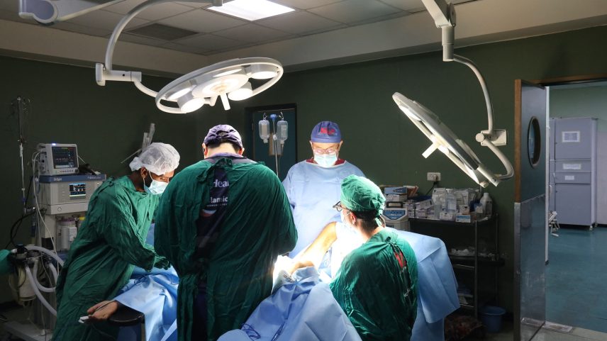 Cirurgiões operam um palestino ferido no hospital Nasser em Khan Yunis, no sul da Faixa de Gaza (Foto: AFP)