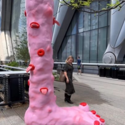 Escultura fálica que jorra água provoca alvoroço nas ruas de Nova York