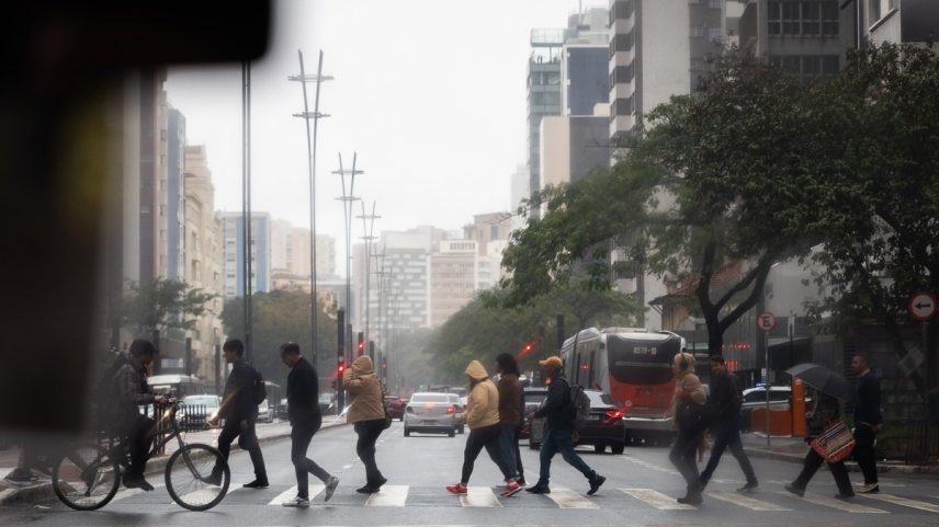 Pedestres atravessam a Avenida Paulista em tarde de frio e chuva em São Paulo (Foto: Maria Isabel Oliveira/O GLOBO)