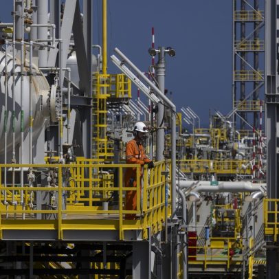Petroleiras diminuem investimentos diante da estagnação dos preços do barril
