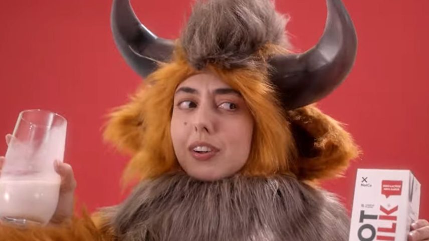 Adultos fantasiados como animais em cena da campanha da NotCo, que faz referência direta aos “mamíferos” da Parmalat (Foto: Reprodução)