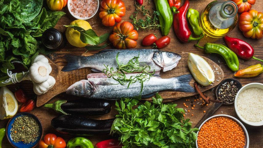 A dieta mediterrânea é composta por pescados, hortaliças, frutas, grãos integrais, oleaginosas (castanhas, nozes e afins), lácteos magros, azeite de oliva e pouco espaço para a carne vermelha (Foto: sonyakamoz/Adobe Stock)