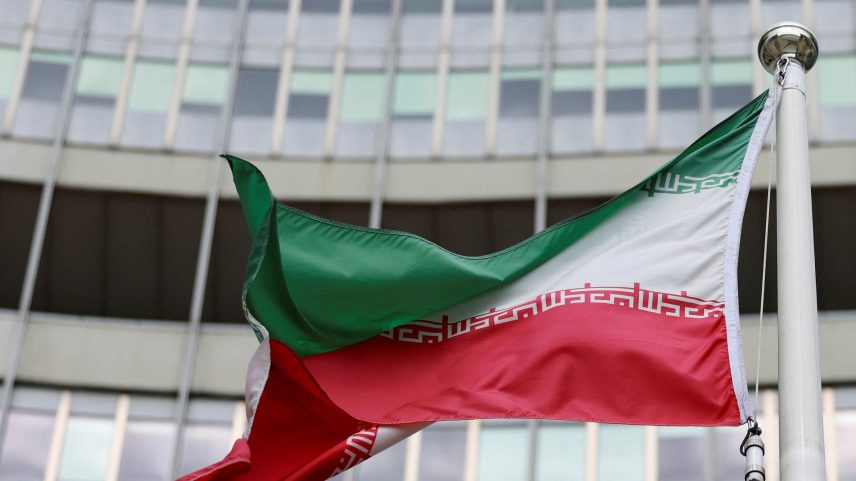 A bandeira iraniana tremula do lado de fora da sede da AIEA após o primeiro dia da reunião trimestral do Conselho de Governadores da agência, na sede da AIEA em Viena, Áustria, em 9 de junho de 2025. (Foto: REUTERS/Lisa Leutner)