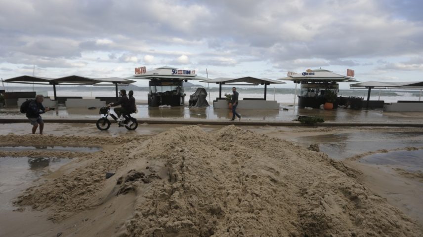 Acúmulo de areia causada pela ressaca no Leblon (Foto: Domingos Peixoto)