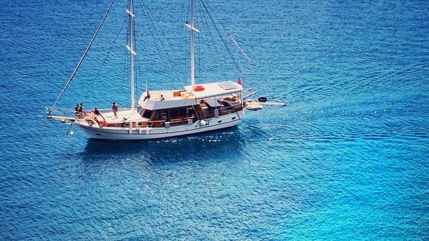 Um iate surca o mar Egeo na península de Bodrum, na Turquia. (Foto: Rafael Estefanía)