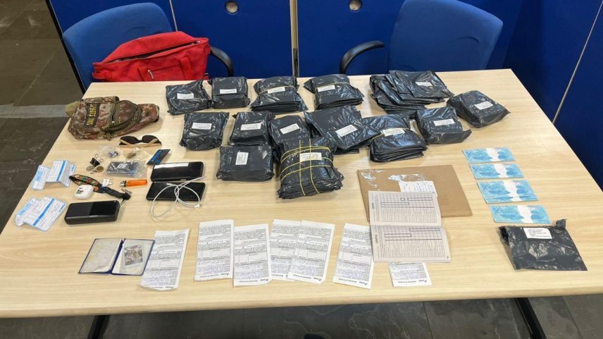 A PF apreendeu com ele 81 encomendas com notas falsas de 20, 50, 100 e 200 reais, totalizando R$ 80 mil — Foto: Divulgação/Polícia Federal