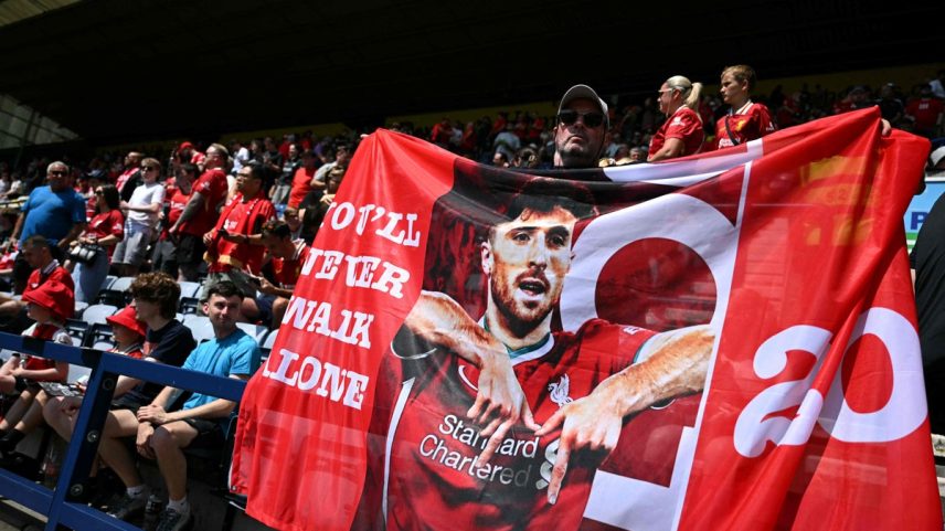 Eterno camisa 20: torcida do Liverpool homenageia Diogo Jota em primeiro jogo após a morte do atleta (Foto: Oli Scarff / AFP)