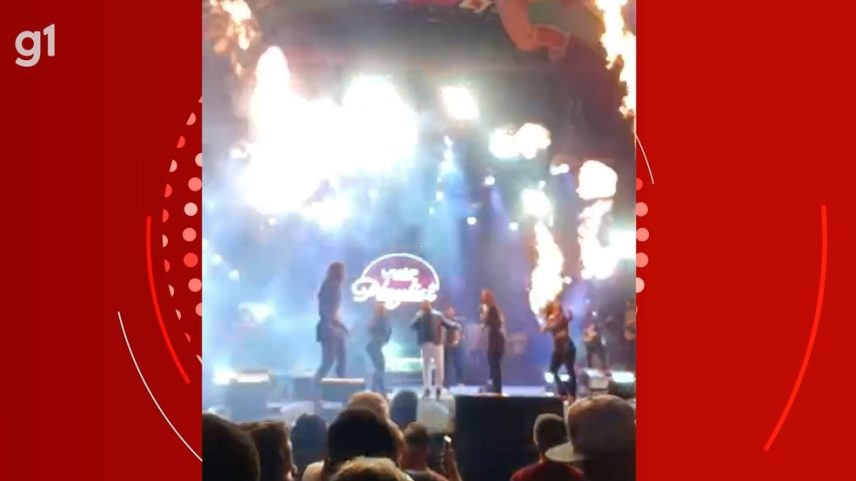 Fogo atinge cabelo de backing vocal da Banda Limão Com Mel durante show em Pernambuco (Foto: Reprodução/ g1)