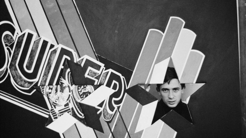 Artista pop britânico Peter Phillips visto através de um buraco em forma de estrela em uma versão de sua pintura INsuperSET, ca. 1963. (Foto: Tony Evans/Getty Images)